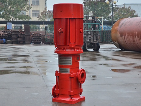 如何进行切换消防泵备用和主用的方法，以及如何控制稳压泵的水压？